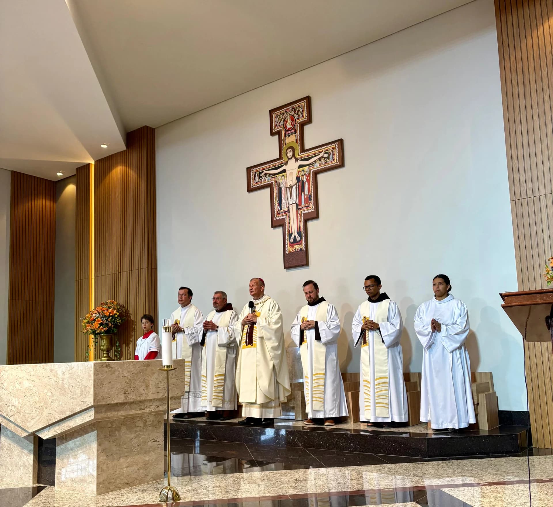 Missa Solene das 10h presidida pelo Arcebispo Metropolitano de Aparecida, Dom Mário Antônio da Silva, concelebrada por Dom Frei Luiz Flávio Cappio, OFM, e dezenas de sacerdotes franciscanos.
