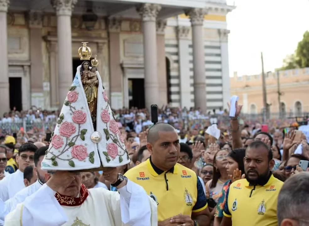 presbitério da Basílica Santuário de Nossa Senhora de Nazaré, com o tradicional ritual de Subida da Imagem Original.